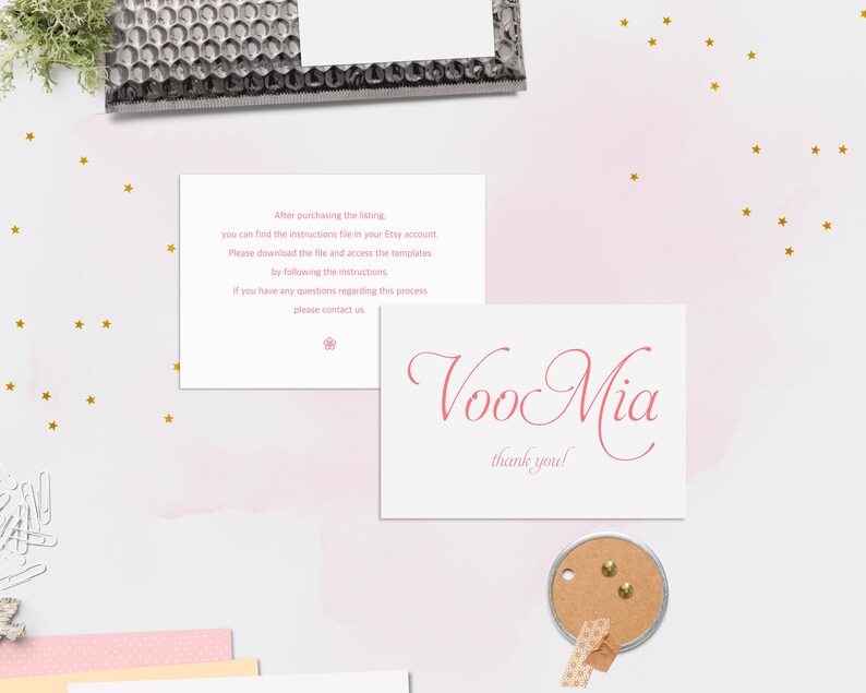Puede incluir: Una tarjeta blanca con texto rosa que dice "Despu&eacute;s de comprar la lista, puedes encontrar el archivo de instrucciones en tu cuenta de Etsy. Descarga el archivo y accede a las plantillas siguiendo las instrucciones. Si tienes alguna pregunta sobre este proceso, ponte en contacto con nosotros." Una segunda tarjeta blanca con texto rosa que dice "Voo Mia &iexcl;gracias!"