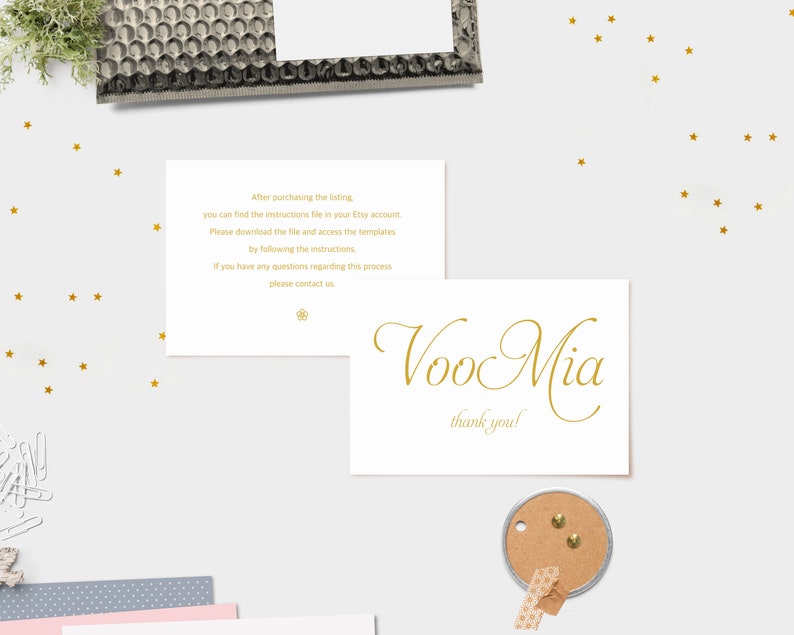 K&ouml;nnte beinhalten: Zwei wei&szlig;e Karten mit goldener Schrift. Die erste Karte enth&auml;lt Anweisungen zum Herunterladen einer digitalen Datei nach dem Kauf. Die zweite Karte sagt "Voo Mia" in goldener Kursivschrift und "Vielen Dank!" in kleinerer Schrift.
