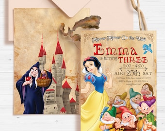 Könnte beinhalten: Eine druckbare Einladung zu einer Geburtstagsfeier zum Thema Schneewittchen. Die Einladung zeigt ein Cartoon-Bild von Schneewittchen und den sieben Zwergen sowie den Text "Mirror Mirror On the Wall, Emma is turning Three, 2:00-4:00, Aug 25th Sat, 3634 Snow White Lane Sanford, FL 32771, RSVP to Megan at 123-456-7890 or megan@mail.com".