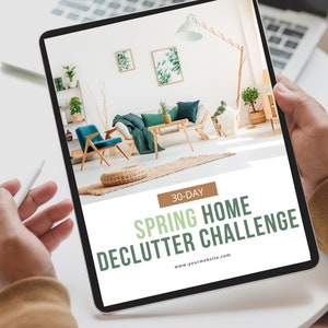 Puede incluir: Una pantalla de tableta que muestra un desafío de limpieza de primavera para el hogar de 30 días con una superposición de texto verde y blanco. La imagen de fondo muestra una sala de estar con un sofá, sillas y plantas.