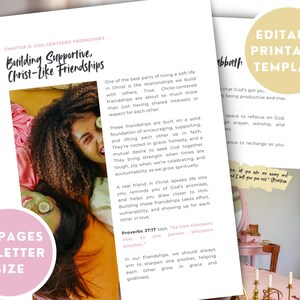Puede incluir: Una plantilla imprimible para un diario de 52 p&aacute;ginas con el t&iacute;tulo "Construyendo amistades solidarias y como Cristo". La plantilla presenta un esquema de color rosa y blanco con un dise&ntilde;o floral. El texto "Plantilla imprimible editable" est&aacute; en un cuadro amarillo en la parte superior de la p&aacute;gina.