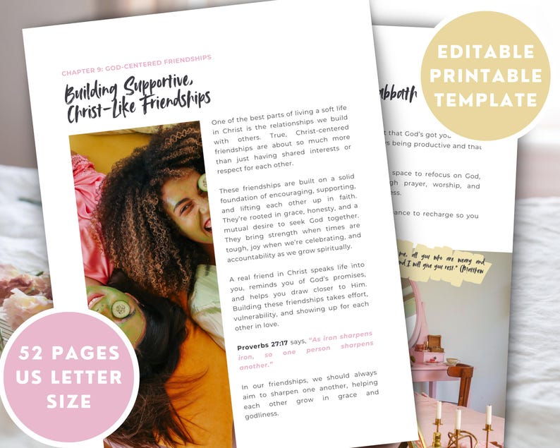 Puede incluir: Una plantilla imprimible para un diario de 52 p&aacute;ginas con el t&iacute;tulo "Construyendo amistades solidarias y como Cristo". La plantilla presenta un esquema de color rosa y blanco con un dise&ntilde;o floral. El texto "Plantilla imprimible editable" est&aacute; en un cuadro amarillo en la parte superior de la p&aacute;gina.