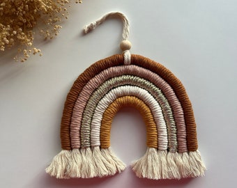 Painel de parede em macramê arco-íris feito à mão, decoração boho para quarto de bebê.