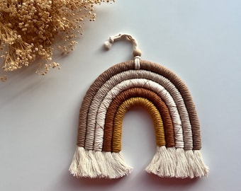 Painel de parede em macramê com arco-íris, decoração boho para quarto de bebê.