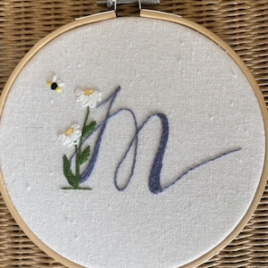 Cuadro bordado para decoración de habitación de bebé o niño con monograma "M"