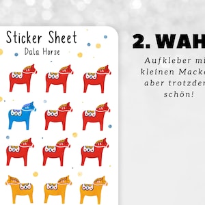 Può includere: Un foglio di adesivi con disegni di cavalli Dala rossi, blu e gialli. Gli adesivi hanno un tradizionale stile di arte popolare svedese, con decorazioni dettagliate della sella. Include il testo "Sticker Sheet Dala Horse".