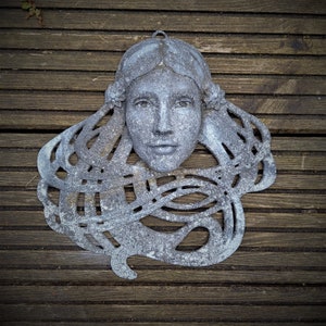 Saoirse (Sersha) vom Jugendstil inspiriertes wunderschönes skulpturales Frauengesicht mit Handbemaltem Grauem Steineffekt
