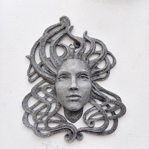 Isla, wunderschönes weibliches Gesicht mit keltisch inspiriertem Haar, handbemalt mit faux Grey Stone Finish