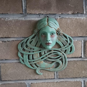 Saoirse, sculpture murale d'inspiration celtique, pierre verte, bleue ou grise patinée peinte à la main.
