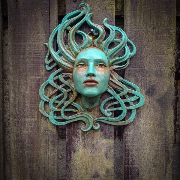 Isla, beau visage féminin sculpté avec des cheveux d'inspiration Art nouveau, celtique avec une finition peinte à la main en faux vert de gris