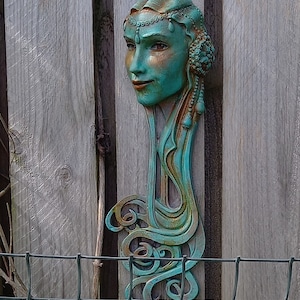 Charlotte, Jugendstil inspirierte Skulptur, wunderschönes weibliches Gesicht mit langen stilisierten Haaren, handbemalt mit Grünspan-Finish, ein Paar