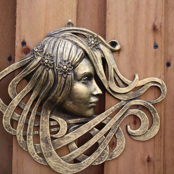 Áine, Jugendstil und Keltisch inspirierte Frauenskulptur: Handbemalt und metallisiert