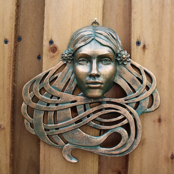 Saoirse (Sorsha) Art Nouveau geïnspireerd gebeeldhouwd mooi vrouwelijk gezicht met de keuze uit drie verschillende handgeschilderde metallic afwerkingen
