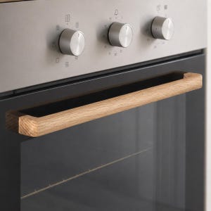 Könnte beinhalten: Ein Backofen-Bedienfeld aus Edelstahl mit drei runden silbernen Drehknöpfen mit schwarzen Markierungen und einem horizontalen hellbraunen Holzgriff an der schwarzen Glastür, die einen Blick auf den inneren Rost freigibt.