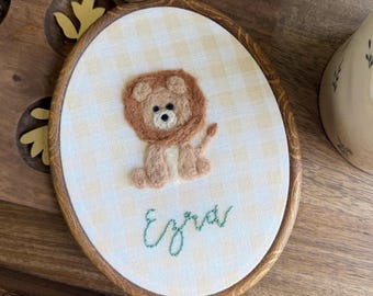 Decorazione murale per cameretta con leone in feltro ad ago, cimelio di famiglia: ricamo personalizzato con nome
