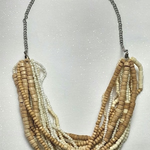 Handgemaakte boho-kralenketting – Meerstrengige houten en crèmekleurige kralen met zilveren ketting