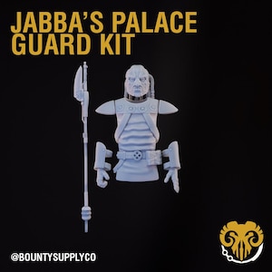 Puede incluir: Un kit de guardia del palacio de Jabba de color azul claro, con un torso detallado, protectores de brazos, cinturón y un arma de bastón. El kit incluye el texto "JABBA'S PALACE GUARD KIT" en amarillo. El kit está sobre un fondo negro.