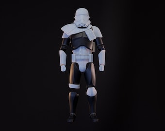 Könnte beinhalten: Eine weiße und schwarze Actionfigur eines Star Wars Stormtroopers mit Helm und Rüstung. Die Figur steht auf einem schwarzen Hintergrund.