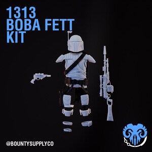 Könnte beinhalten: Ein weißes Plastikmodell-Set von Boba Fett aus Star Wars. Das Set enthält einen Helm, einen Torso, Beine, Arme, eine Blaster-Pistole und ein Gewehr. Das Set ist mit "1313 Boba Fett Kit" und "@BOUNTYSUPPLYCO" beschriftet.