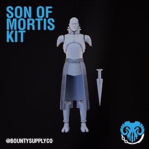 Könnte beinhalten: Eine hellblaue "Son of Mortis Kit" Figur mit detailliertem Kriegerdesign, einschließlich Rüstung und Schwert. Die Figur steht vor einem schwarzen Hintergrund. Der Text auf dem Bild lautet "SON OF MORTIS KIT" und "@BOUNTYSUPPLYCO".