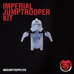 Puede incluir: Kit de soldado de asalto Imperial Jump Trooper de plástico blanco para figuras Lego. El kit incluye un casco, torso y brazos. El kit se muestra sobre un fondo negro. El texto "IMPERIAL JUMP TROOPER KIT" se muestra en rojo en la parte superior de la imagen. El texto "@BOUNTYSUPPLYCO" se muestra en la parte inferior de la imagen.