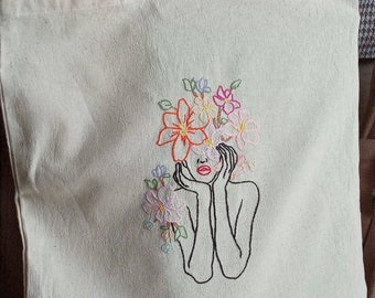 Bolsa de tela diseño mujer con flores. / Handmade tote bag.