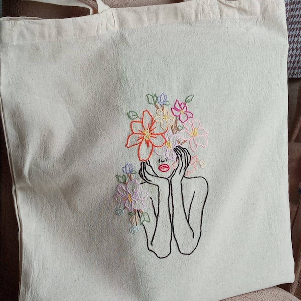 Bolsa de tela diseño mujer con flores. / Handmade tote bag.