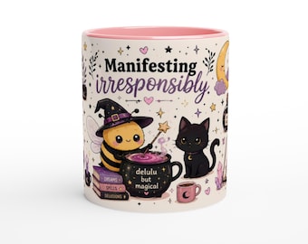 Manifesting Irresponsibly Tasse | Witchy Delulu Bee Mug | Hexen Biene Tasse | Schwarze Katze & Bücher | Kawaii Witchcore Geschenk