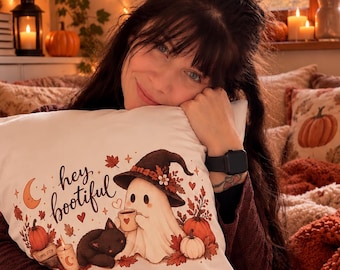 Hey Bootiful Halloween Kissen | Süßes Herbstkissen mit Geist & schwarzer Katze | Cozy Halloween Deko | Witchy Autumn Geschenk | Herbstdeko