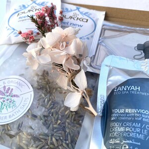 Pu&ograve; includere: Un set regalo spa con sali da bagno alla lavanda, crema corpo e tisana. Il set include boccioli di lavanda essiccati, un piccolo bouquet di fiori secchi e una bustina di t&egrave;. La crema corpo &egrave; da 30 ml.
