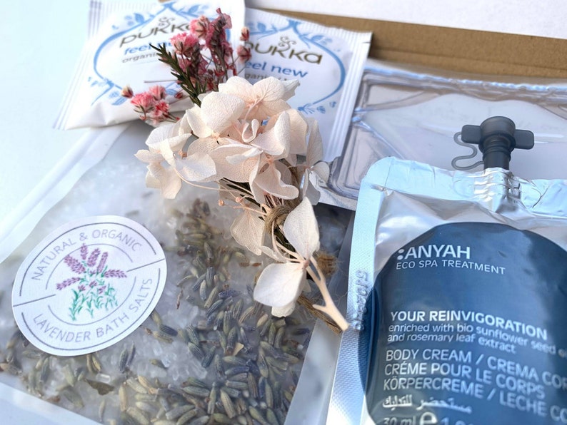 Pu&ograve; includere: Un set regalo spa con sali da bagno alla lavanda, crema corpo e tisana. Il set include boccioli di lavanda essiccati, un piccolo bouquet di fiori secchi e una bustina di t&egrave;. La crema corpo &egrave; da 30 ml.