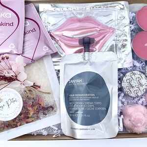 Pu&ograve; includere: Una confezione regalo con articoli per la cura di s&eacute;. Include bustine di t&egrave; rosa, una maschera per il viso a forma di labbra, due candele rosa, sali da bagno, crema corpo e bombe da bagno rosa. La scatola &egrave; foderata con carta bianca e decorata con fiori secchi.