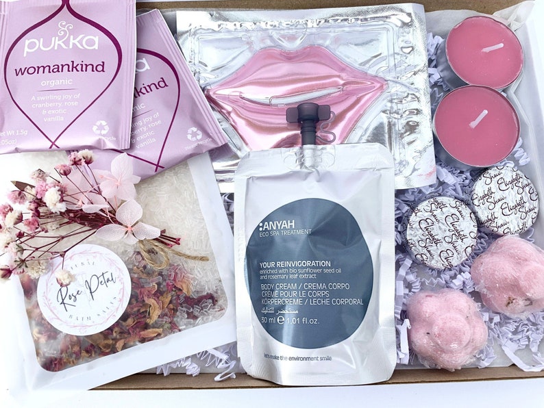 Pu&ograve; includere: Una confezione regalo con articoli per la cura di s&eacute;. Include bustine di t&egrave; rosa, una maschera per il viso a forma di labbra, due candele rosa, sali da bagno, crema corpo e bombe da bagno rosa. La scatola &egrave; foderata con carta bianca e decorata con fiori secchi.
