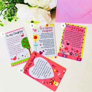 Pu&ograve; includere: Una collezione di biglietti di auguri con messaggi sentiti per i membri della famiglia. I biglietti presentano disegni colorati con illustrazioni floreali e di uccelli. Un biglietto &egrave; indirizzato a "To My Daughter", un altro a "To a Special Daughter" e un terzo a "To My Sister".