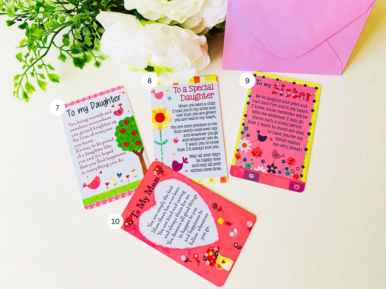 Pu&ograve; includere: Una collezione di biglietti di auguri con messaggi sentiti per i membri della famiglia. I biglietti presentano disegni colorati con illustrazioni floreali e di uccelli. Un biglietto &egrave; indirizzato a "To My Daughter", un altro a "To a Special Daughter" e un terzo a "To My Sister".