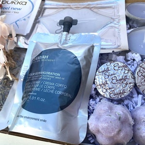 Pu&ograve; includere: Una confezione regalo con prodotti per la spa. Include una bustina di crema corpo, due bombe da bagno color lavanda, due piccole candele e due cioccolatini Elizabeth Shaw. Contiene anche fiori secchi e una bustina di t&egrave;.