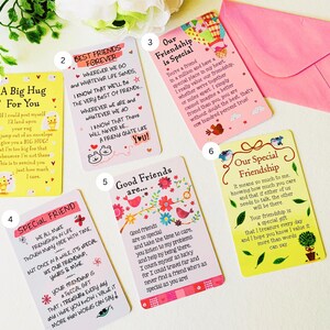 Pu&ograve; includere: Una collezione di biglietti di auguri di amicizia con vari disegni e messaggi. I biglietti sono in diversi colori, tra cui giallo, rosa e bianco, con testi come "A Big Hug For You" e "Best Friends Forever".