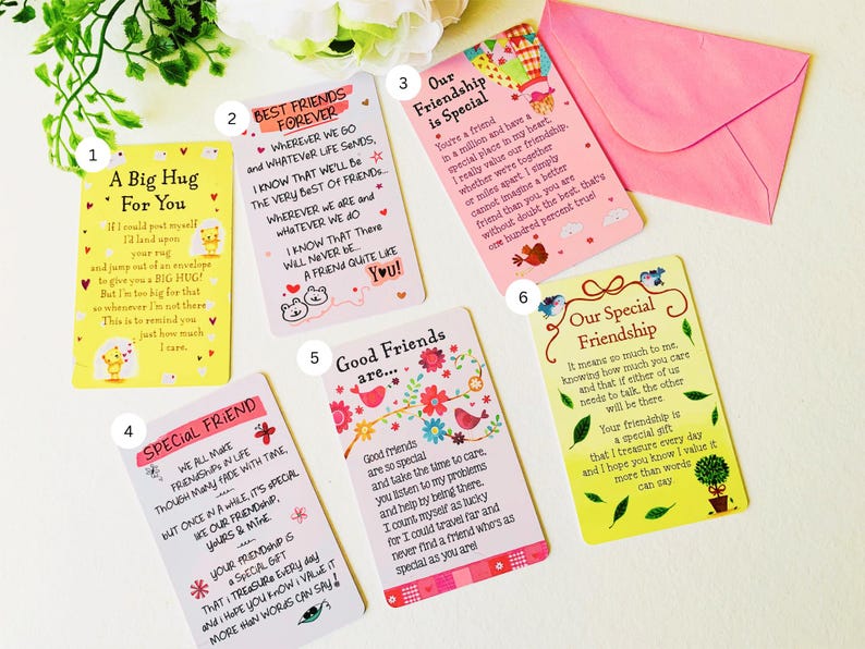 Pu&ograve; includere: Una collezione di biglietti di auguri di amicizia con vari disegni e messaggi. I biglietti sono in diversi colori, tra cui giallo, rosa e bianco, con testi come "A Big Hug For You" e "Best Friends Forever".
