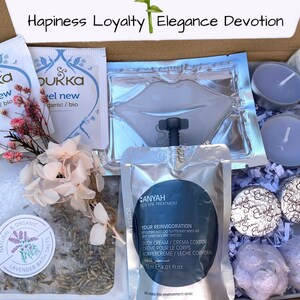 Pu&ograve; includere: Una confezione regalo con articoli per la cura di s&eacute;. Include bustine di t&egrave; Pukka, sali da bagno alla lavanda, una maschera per le labbra, crema corpo Anyah, candele alla lavanda, bombe da bagno e fiori decorativi.