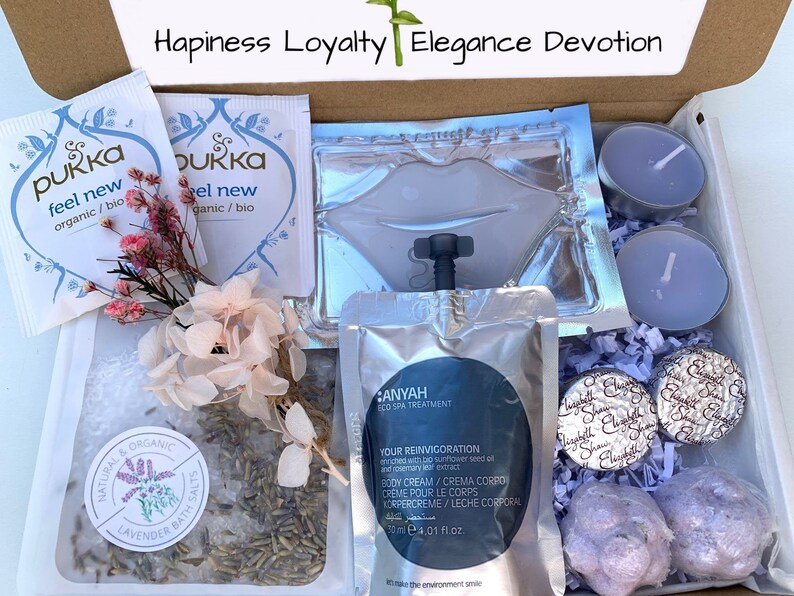 Pu&ograve; includere: Una confezione regalo con articoli per la cura di s&eacute;. Include bustine di t&egrave; Pukka, sali da bagno alla lavanda, una maschera per le labbra, crema corpo Anyah, candele alla lavanda, bombe da bagno e fiori decorativi.
