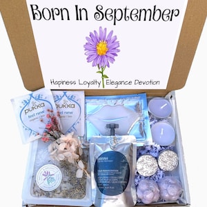 Pu&ograve; includere: Confezione regalo "Born In September" con illustrazione floreale. Contiene bustine di t&egrave;, una maschera per le labbra, candele, bombe da bagno e altri prodotti di bellezza. Sono presenti anche le parole "Happiness Loyalty Elegance Devotion".