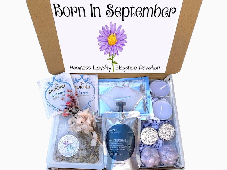 Pu&ograve; includere: Confezione regalo "Born In September" con illustrazione floreale. Contiene bustine di t&egrave;, una maschera per le labbra, candele, bombe da bagno e altri prodotti di bellezza. Sono presenti anche le parole "Happiness Loyalty Elegance Devotion".
