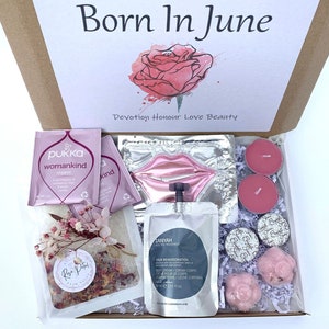 Pu&ograve; includere: Una confezione regalo con la scritta "Born In June" e un'illustrazione di rosa. All'interno ci sono bustine di t&egrave; rosa, maschera per le labbra, candele, bombe da bagno e crema corpo. La scatola &egrave; riempita di carta decorativa.