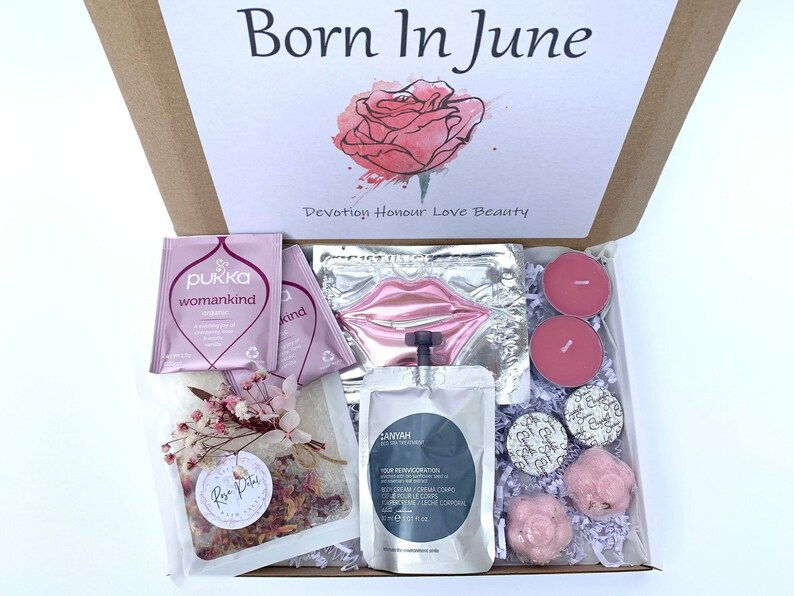 Pu&ograve; includere: Una confezione regalo con la scritta "Born In June" e un'illustrazione di rosa. All'interno ci sono bustine di t&egrave; rosa, maschera per le labbra, candele, bombe da bagno e crema corpo. La scatola &egrave; riempita di carta decorativa.
