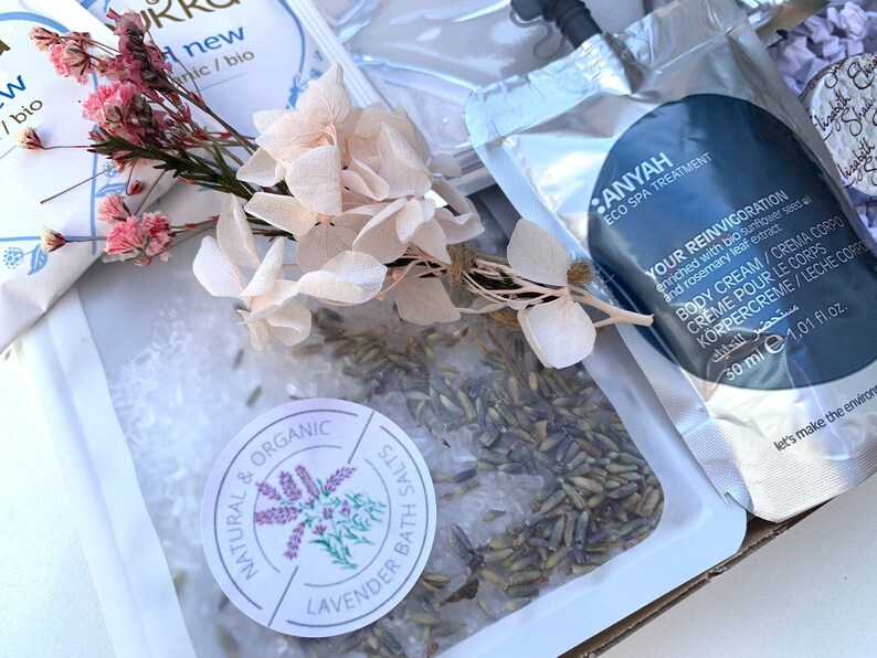 Pu&ograve; includere: Una confezione regalo contenente prodotti per la spa, tra cui sali da bagno alla lavanda, una crema corpo e fiori secchi. La crema corpo &egrave; etichettata "Your Reinvigoration" ed &egrave; da 30 ml. I sali da bagno sono etichettati "Natural & Organic Lavender Bath Salts."