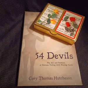 Juego de cartomancia ~ 54 Devils the Art and Folklore of Fortune Telling Book & Vintage Playing Card Double Deck