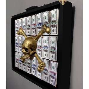 3D GOUDEN schedel en botten in korte koffer met geld