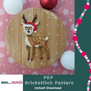 Peut inclure: Un renne de Noël en perles portant un bonnet de Père Noël rouge sur un fond en bois avec des flocons de neige blancs. L'image comprend le texte "noe.mmie" et "PDF Brickstitch Pattern Instant Download".