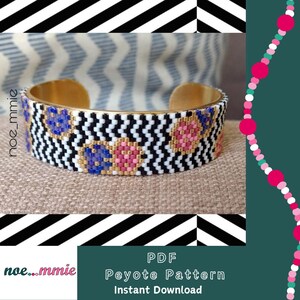 Puede incluir: Un brazalete de cuentas con patrón de chevron blanco y negro con flores rosas y azules. El brazalete está en un brazalete de metal dorado. El texto de la imagen dice "PDF Peyote Pattern Instant Download".