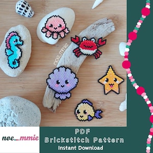 Op de afbeelding: Een verzameling kleurrijke brickstitch patronen met zeedieren, waaronder een zeepaardje, octopus, krab, schelp, zeester en vis. De patronen worden getoond op stenen en drijfhout, met de tekst "PDF Brickstitch Pattern Instant Download".